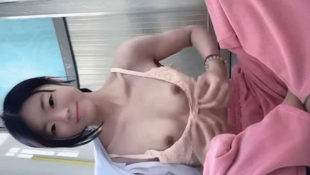 现在的大学生真开放!广州暨南大学05年小母狗极品白虎馒头逼女大「钟绮晴」被男友投稿性爱视频,应征夫妻一起玩交换-did