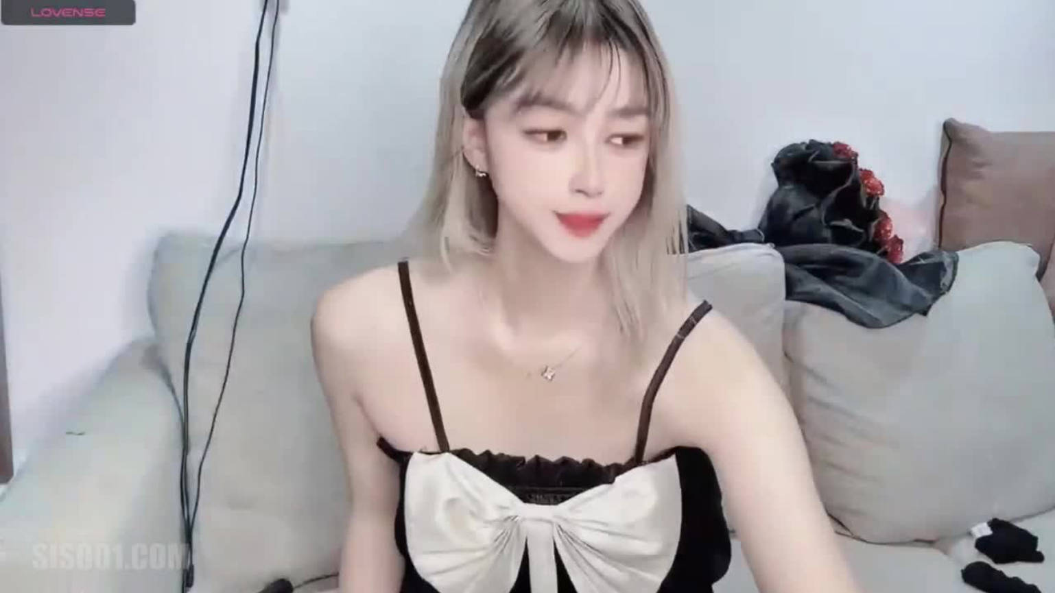 童颜巨尻嫩屄女主播「Vy-6868」震动棒玩弄阴蒂，蝴蝶嫩逼翩翩起舞，高潮白浆溢出