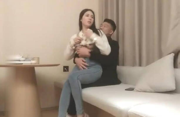 约了个颜值不错丰满白衣少妇,沙发扣逼床上口交大力猛操,很是诱惑喜欢不要错过-did