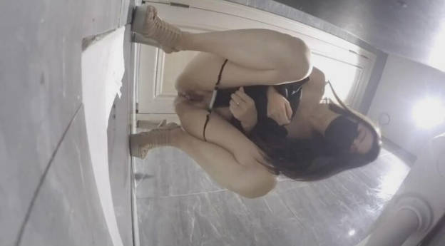 快餐店公共女厕连续偷拍多位美女气质小姐姐方便，尿个尿还把奶罩子亮出来