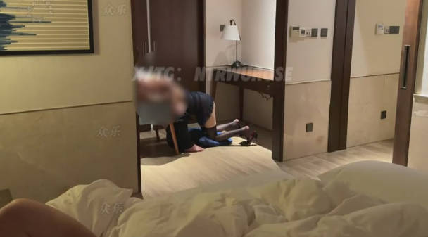 推特新晋高质量NTR绿帽夫妻明星颜值极品人妻「ROSEWU」一起去酒吧喝酒喝多到酒店睡死了,结果老婆被兄弟操喷了,还被拍下来-did