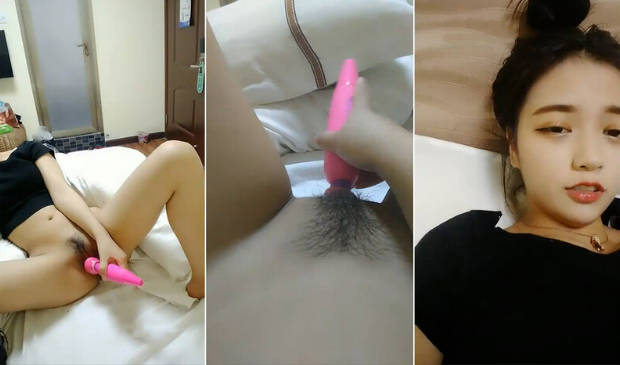 年輕OO後小情侶居家啪啪,丸子頭可愛清純妹子眼鏡很大亮晶晶很有靈性,被按住狂艹}