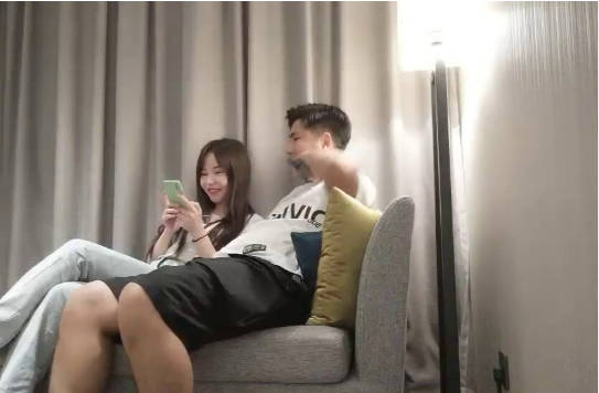 牛仔裤网红脸妹子，沙发调情口交再到床上骑乘抽插，被捅菊花疼不让操了
