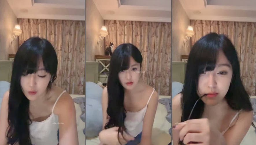最新流出，超清纯学姐【柳二路豆腐】超骚小母狗，在家聊着脱光自慰，竟是嫩奶无毛逼}