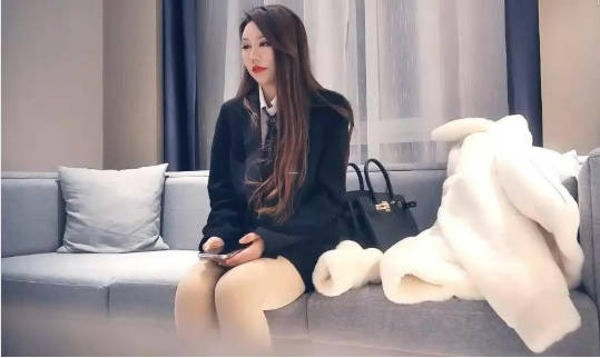 【AI增强】20210113_[原版]七天探花_深夜场黑衣短发妹，樱桃小嘴卖力口交，激情啪啪抱起来干